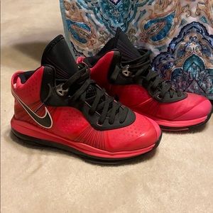 lebron james pink shoes